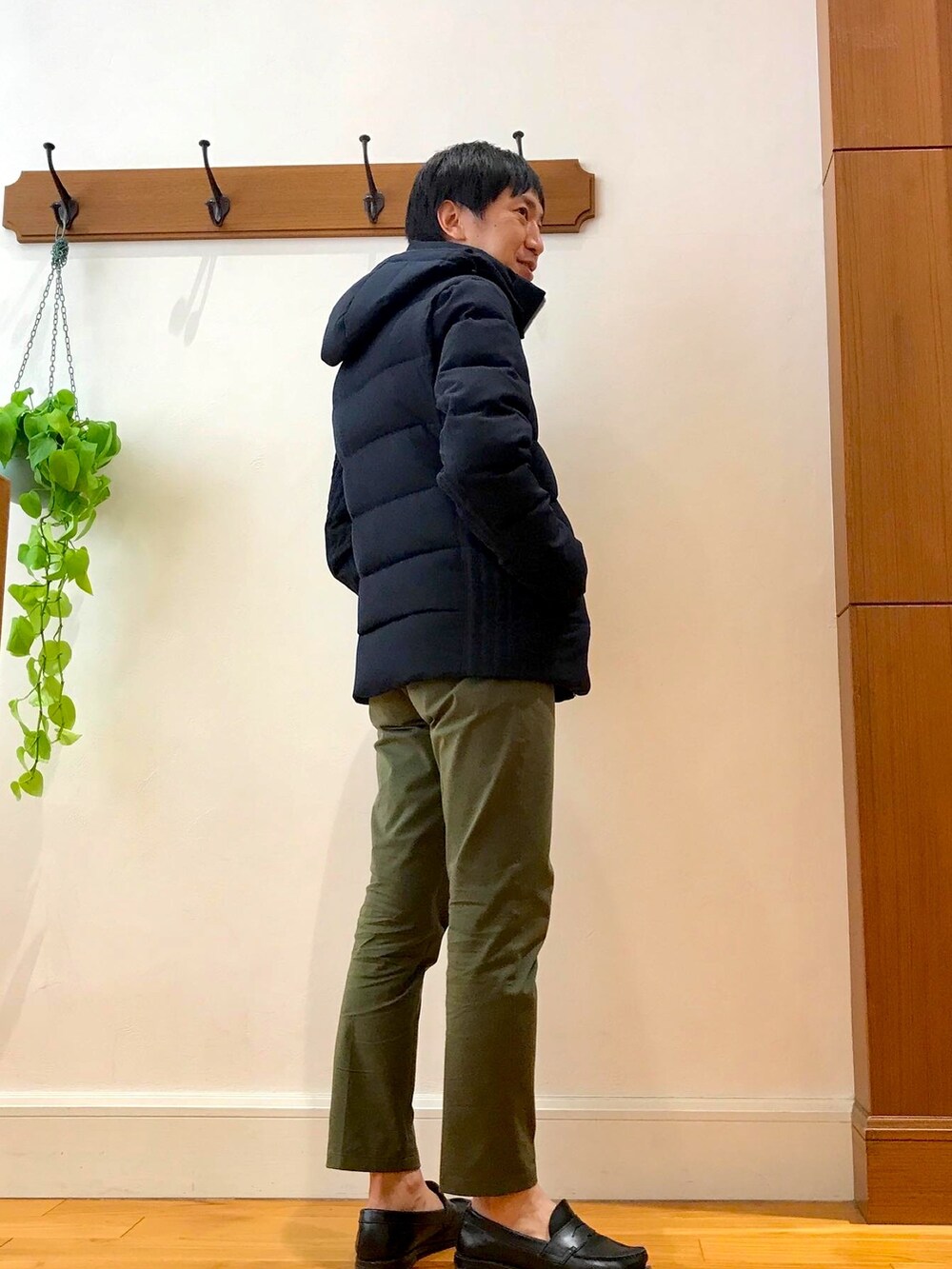 ブルー系のダウンジャケット/コート、グリーン系のチノパンツを着用したメンズの冬コーディネートの4枚目の写真