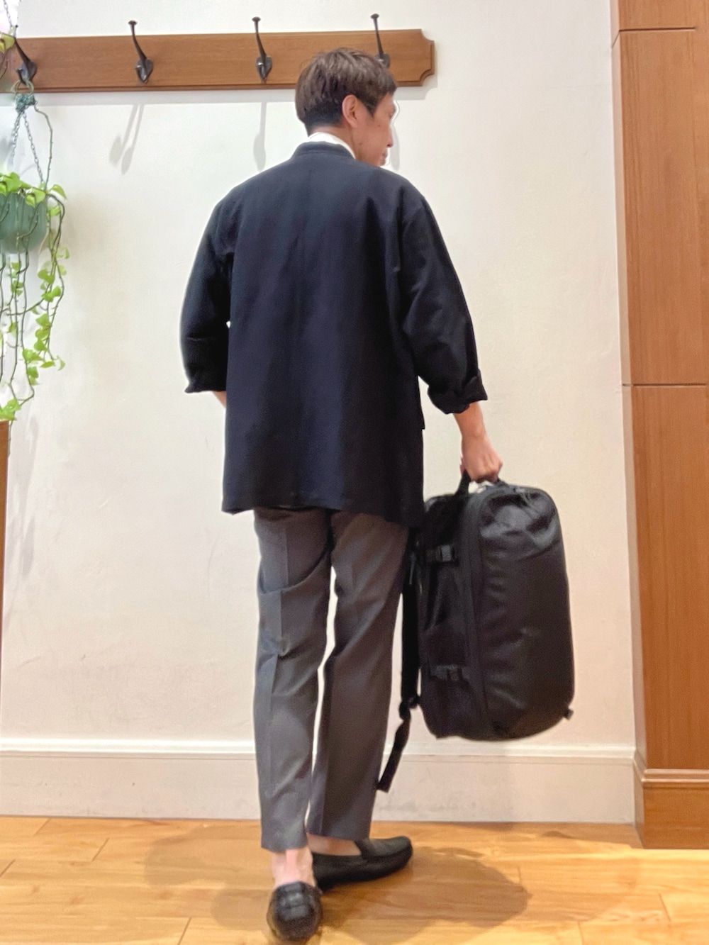 ブラック系のシャツ/ブラウス、ホワイト系のシャツ/ブラウス、グレー系のその他パンツを着用したメンズの夏コーディネートの5枚目の写真