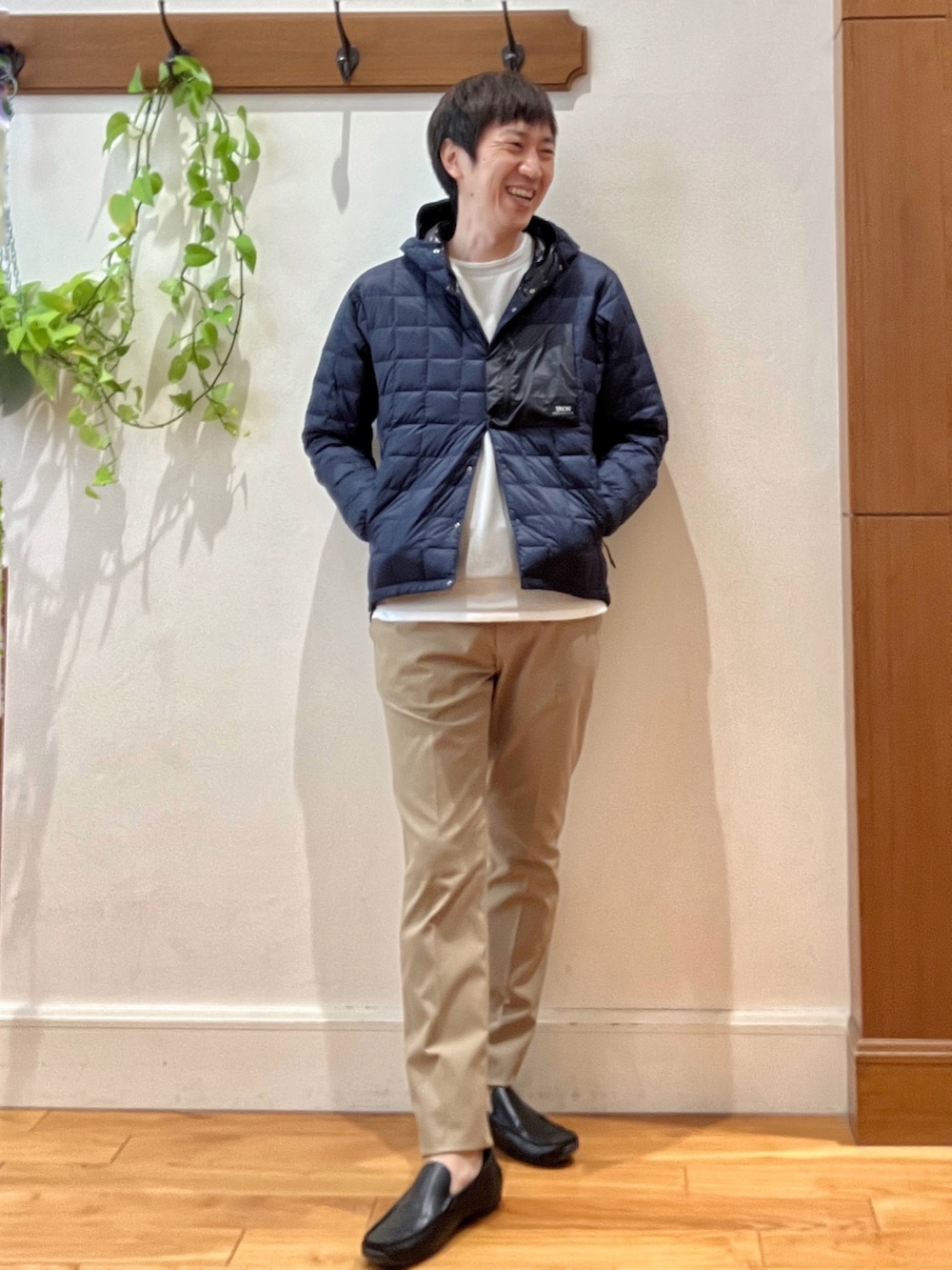 ブルー系のショルダーバッグ、グレー系のTシャツ/カットソー、ブルー系のダウンジャケット/コートを着用したメンズの秋コーディネートの7枚目の写真