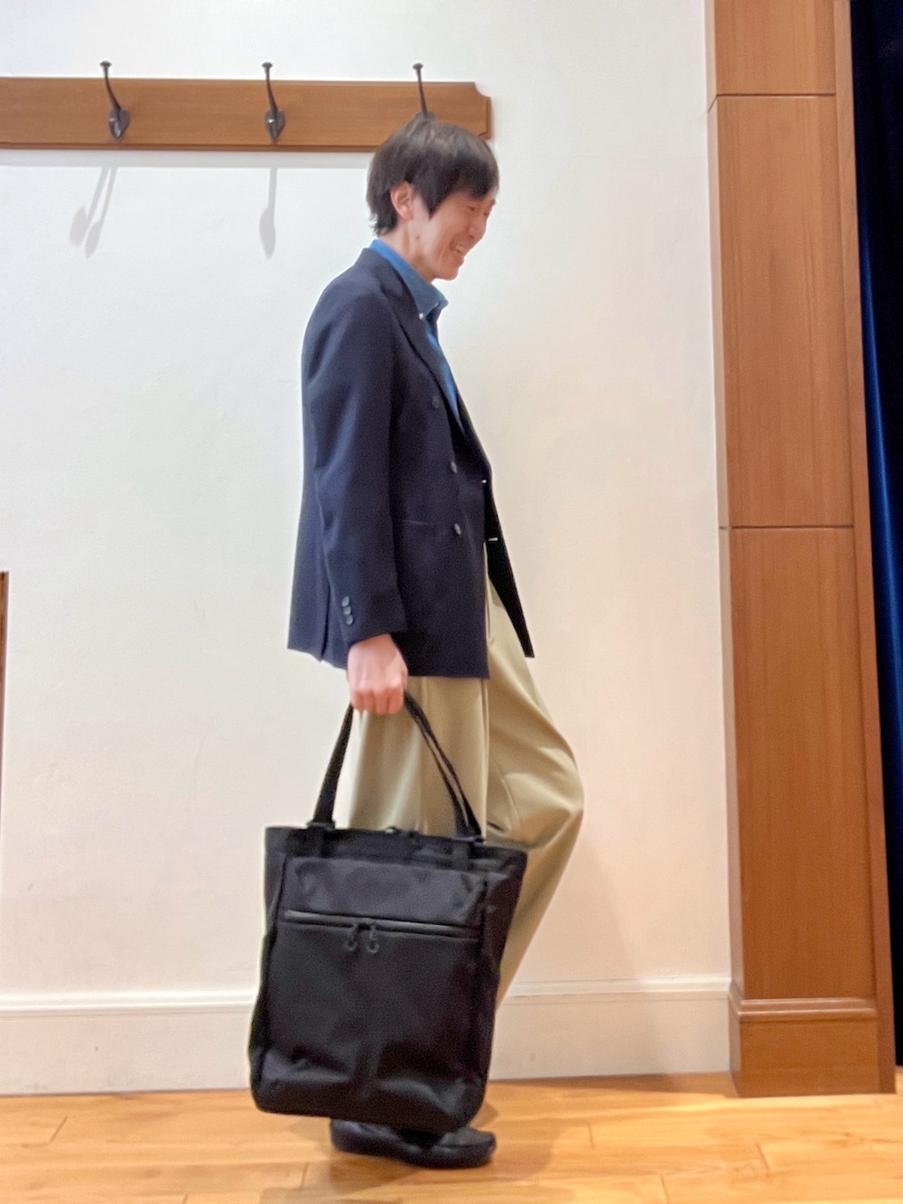 ブルー系のテーラードジャケット、ブラック系のトートバッグを着用したメンズの春コーディネートの8枚目の写真