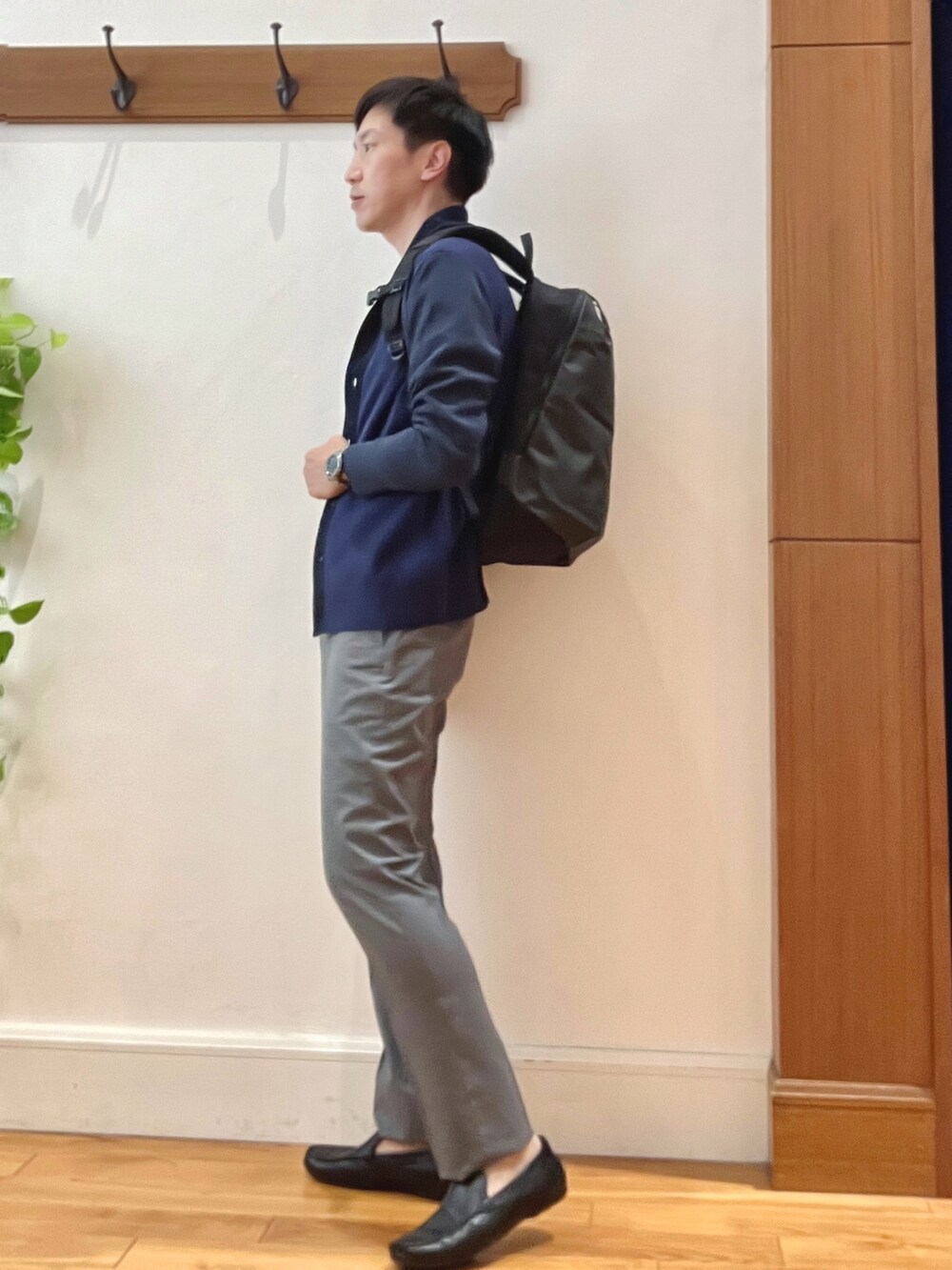 ブルー系のカーディガン/ボレロ、ホワイト系のTシャツ/カットソー、ブラック系のバックパック/リュックを着用したメンズの秋コーディネートの5枚目の写真