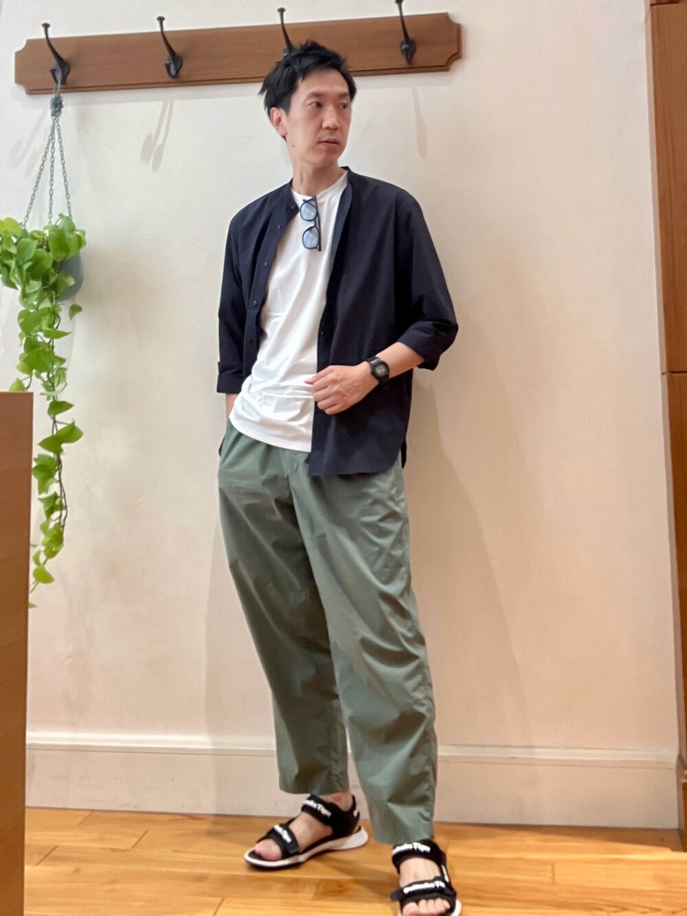 ホワイト系のTシャツ/カットソー、ブルー系のシャツ/ブラウス、ブラック系のサングラスを着用したメンズの夏コーディネートの7枚目の写真