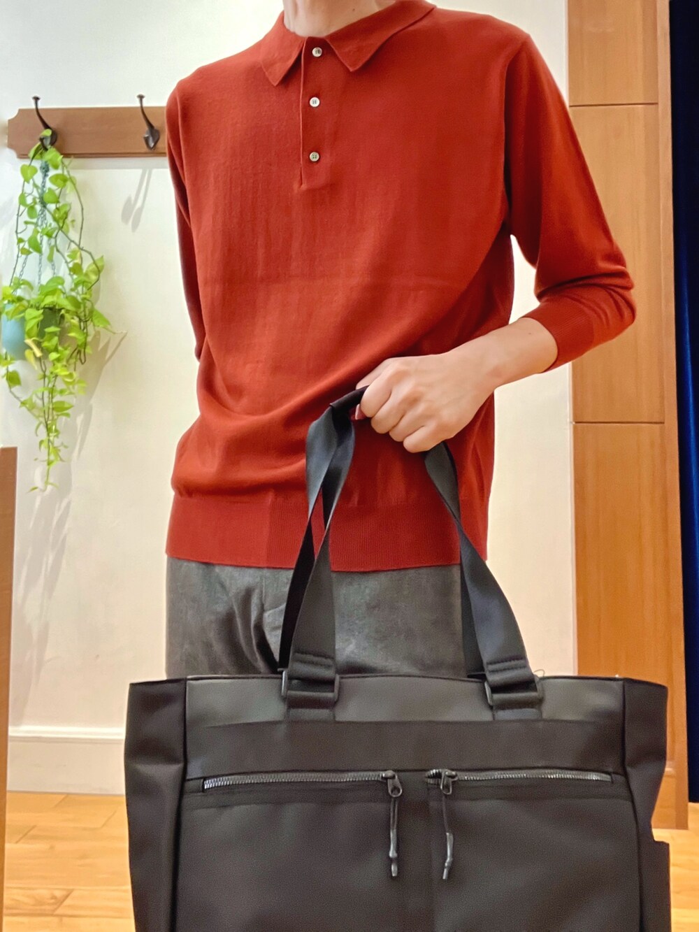 グレー系のその他パンツ、レッド系のニット/セーター、ブラック系のトートバッグを着用したメンズの秋コーディネートの8枚目の写真