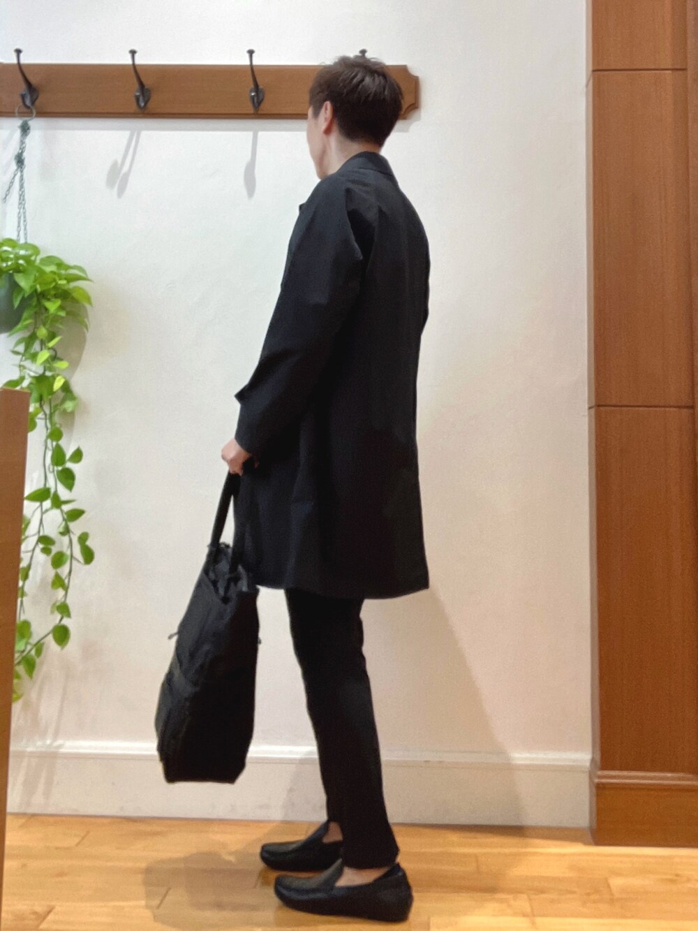 ブラック系のステンカラーコート、グレー系のTシャツ/カットソー、ブラック系のその他パンツを着用したメンズの夏コーディネートの3枚目の写真