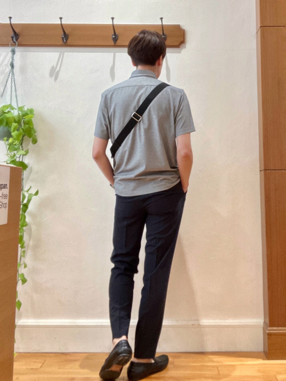 グレー系のポロシャツ、ブルー系のその他パンツ、ブルー系のショルダーバッグを着用したメンズの夏コーディネートの4枚目の写真