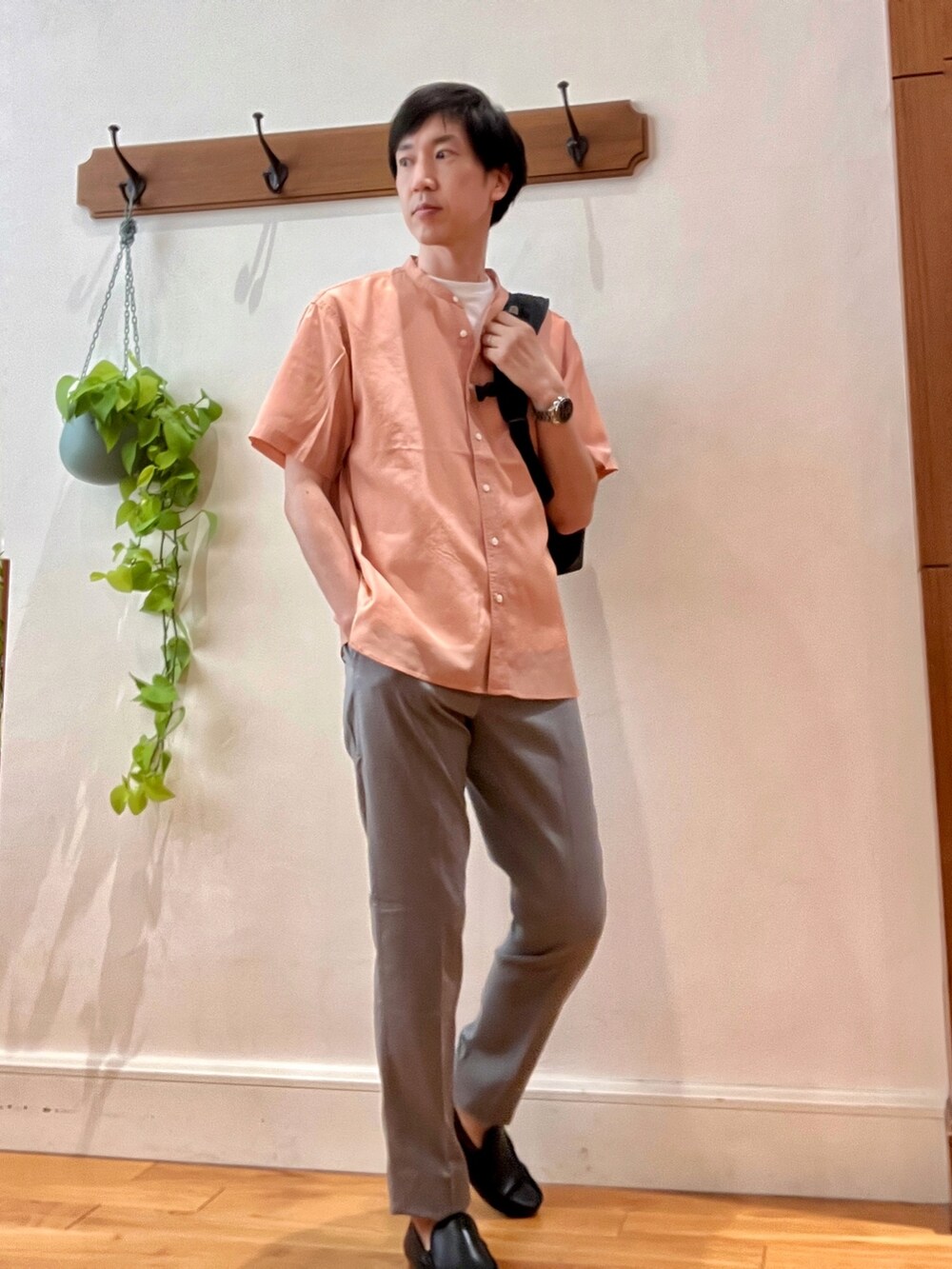 オレンジ系のシャツ/ブラウス、ホワイト系のTシャツ/カットソー、ブラック系のバックパック/リュックを着用したメンズの夏コーディネートの2枚目の写真