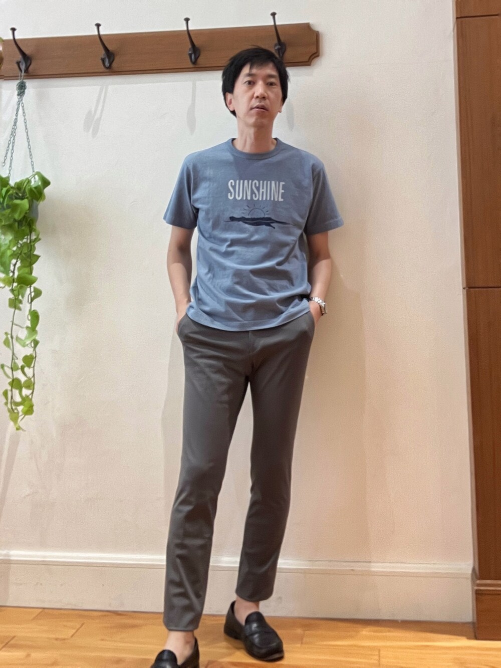 ブルー系のTシャツ/カットソー、ブルー系のシャツ/ブラウス、グレー系のその他パンツを着用したメンズの春コーディネートの7枚目の写真