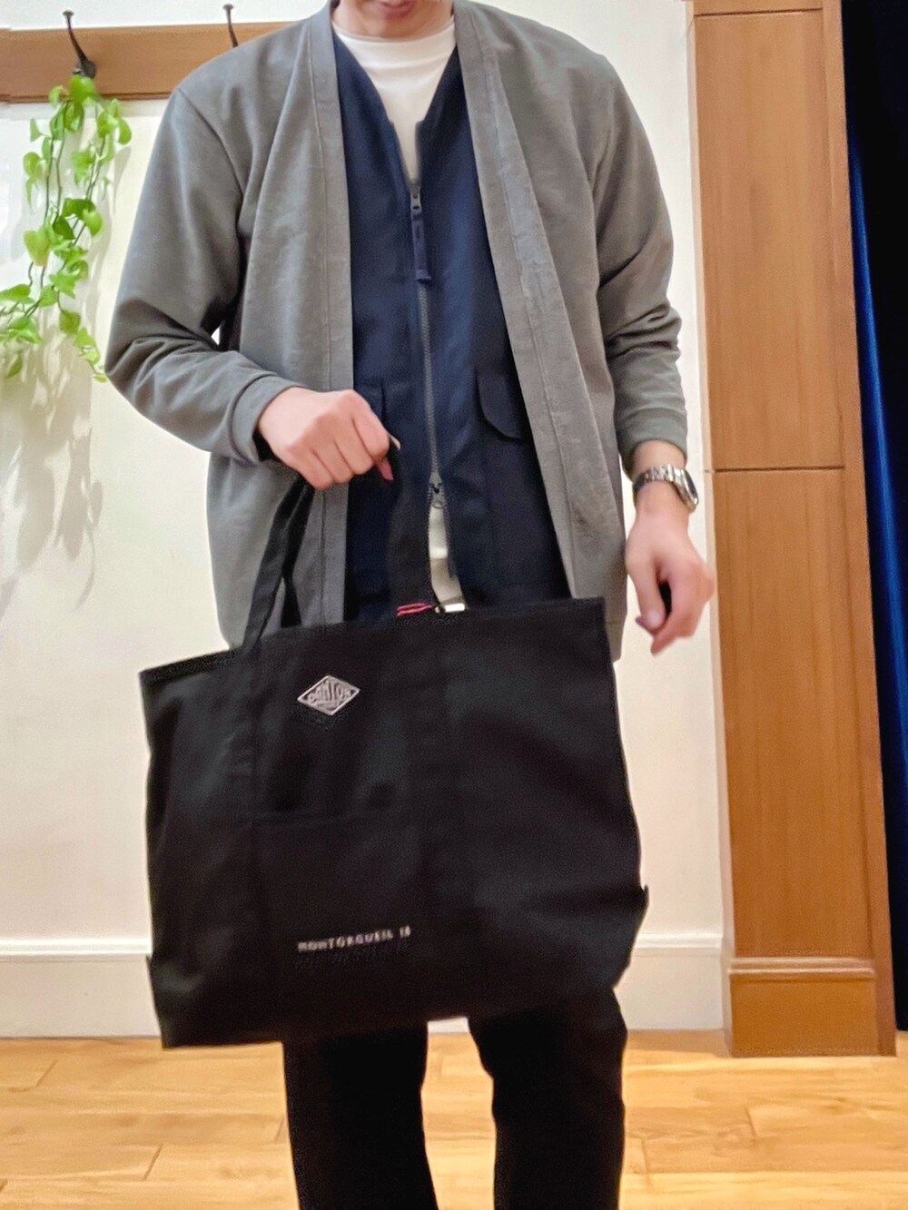 ブラック系のトートバッグ、ブラック系のその他パンツ、ホワイト系のTシャツ/カットソーを着用したメンズの春コーディネートの9枚目の写真