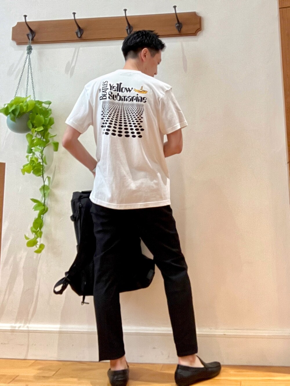 ホワイト系のTシャツ/カットソー、ブラック系のその他パンツ、ブラック系のバックパック/リュックを着用したメンズの夏コーディネートの4枚目の写真