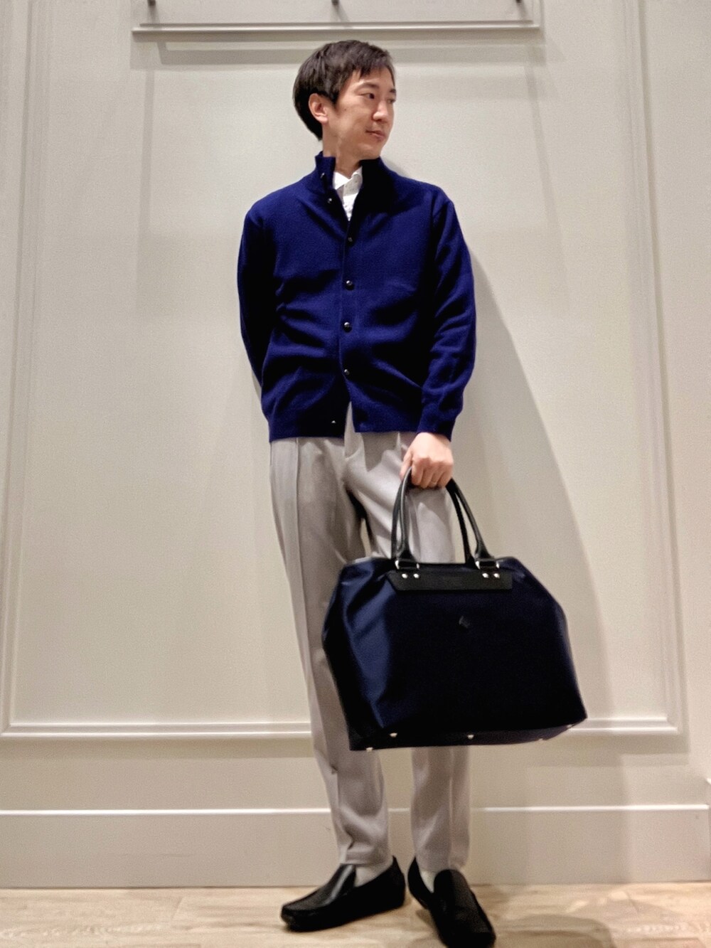 ホワイト系のシャツ/ブラウス、ブルー系のカーディガン/ボレロ、グレー系のその他パンツを着用したメンズの冬コーディネートの2枚目の写真