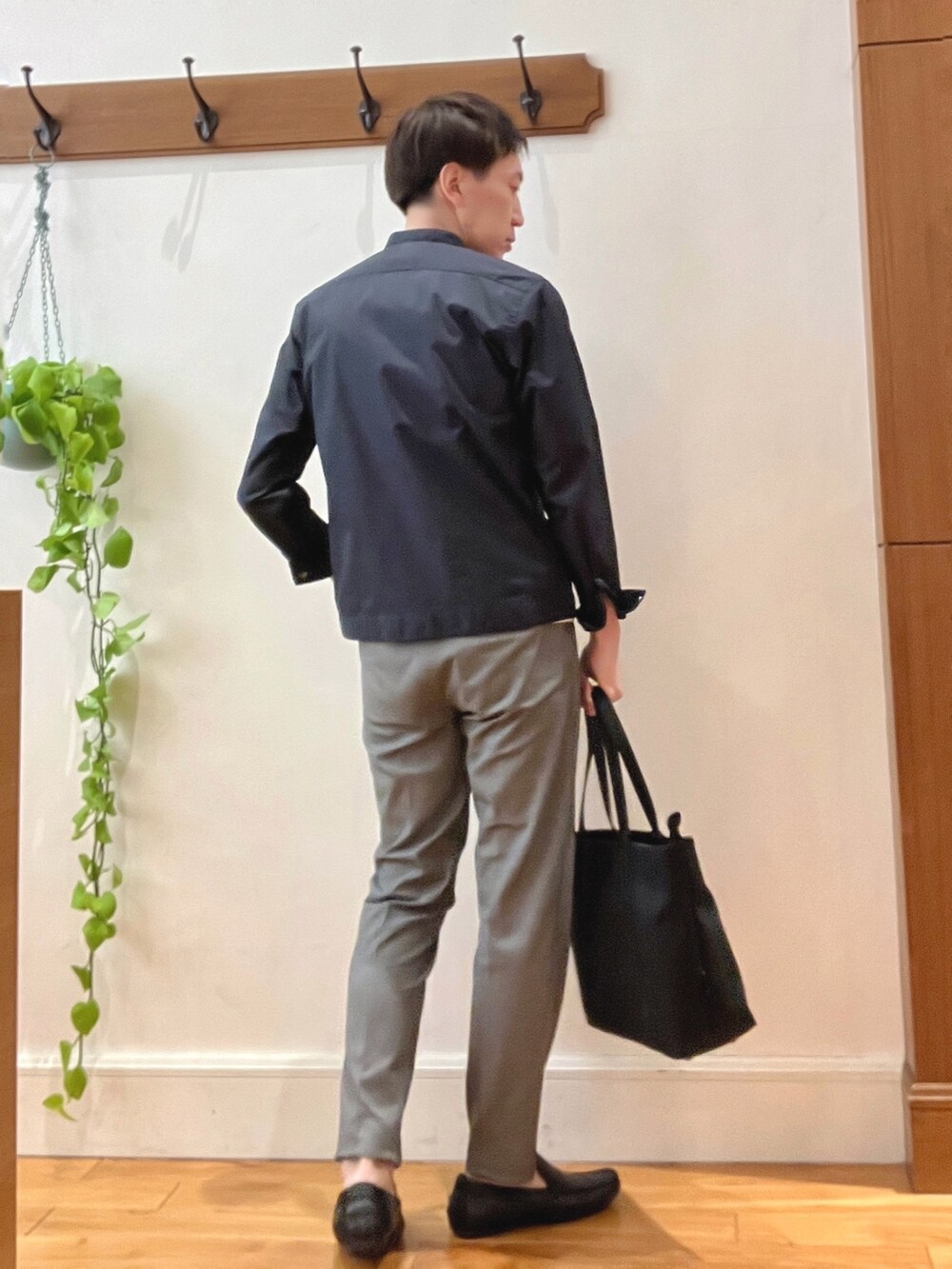 ブラック系のシャツ/ブラウス、ホワイト系のTシャツ/カットソー、グレー系のその他パンツを着用したメンズの春コーディネートの5枚目の写真