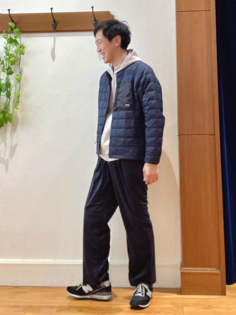 ベージュ系のパーカー、ブルー系のダウンジャケット/コート、ブルー系のその他パンツを着用したメンズの秋コーディネートの3枚目の写真