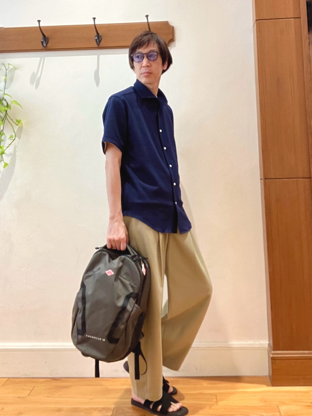 ホワイト系のTシャツ/カットソー、ブルー系のシャツ/ブラウス、グレー系のバックパック/リュックを着用したメンズの夏コーディネートの5枚目の写真