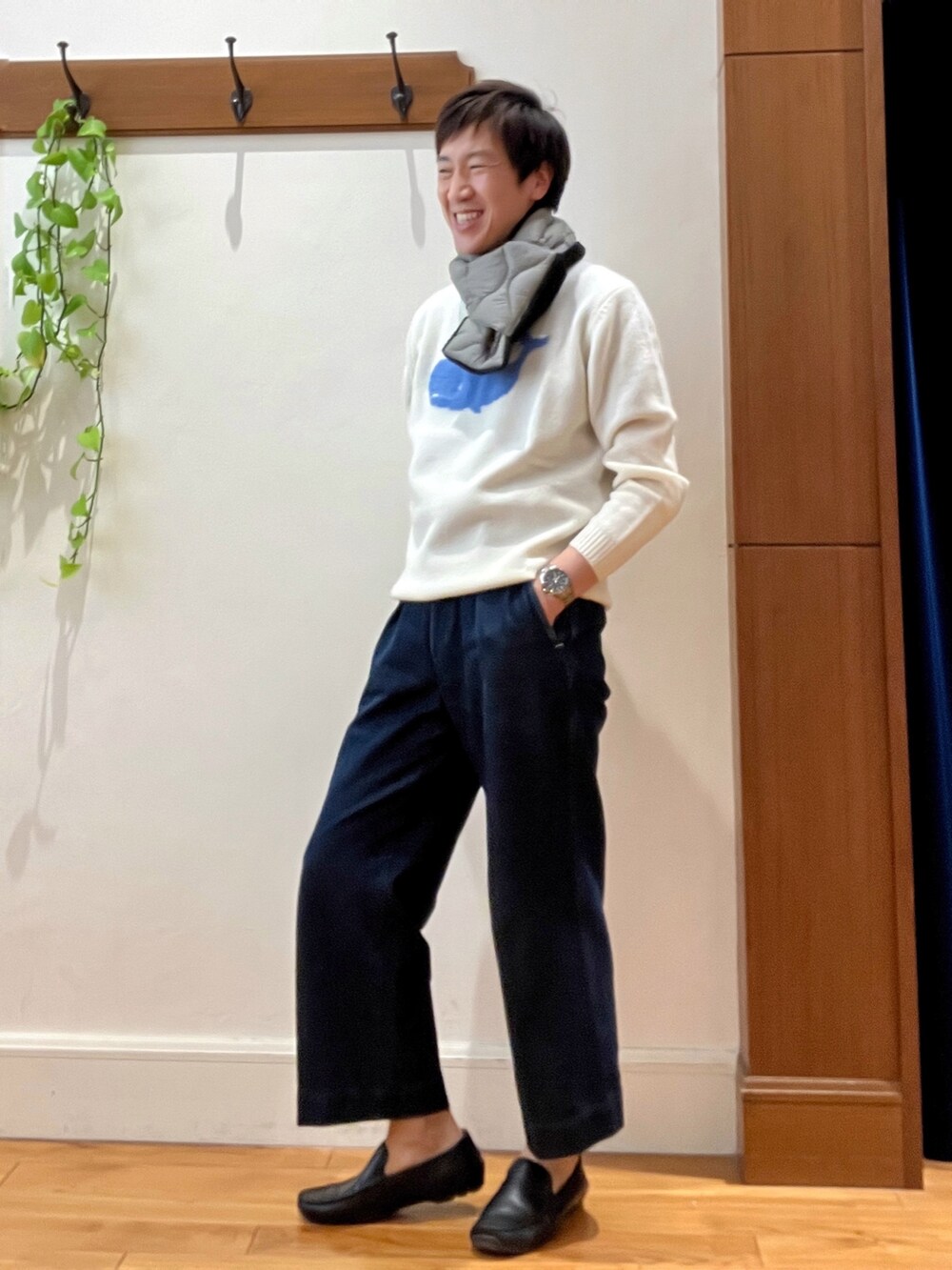 ホワイト系のニット/セーター、グリーン系のマフラーを着用したメンズの秋コーディネートの2枚目の写真