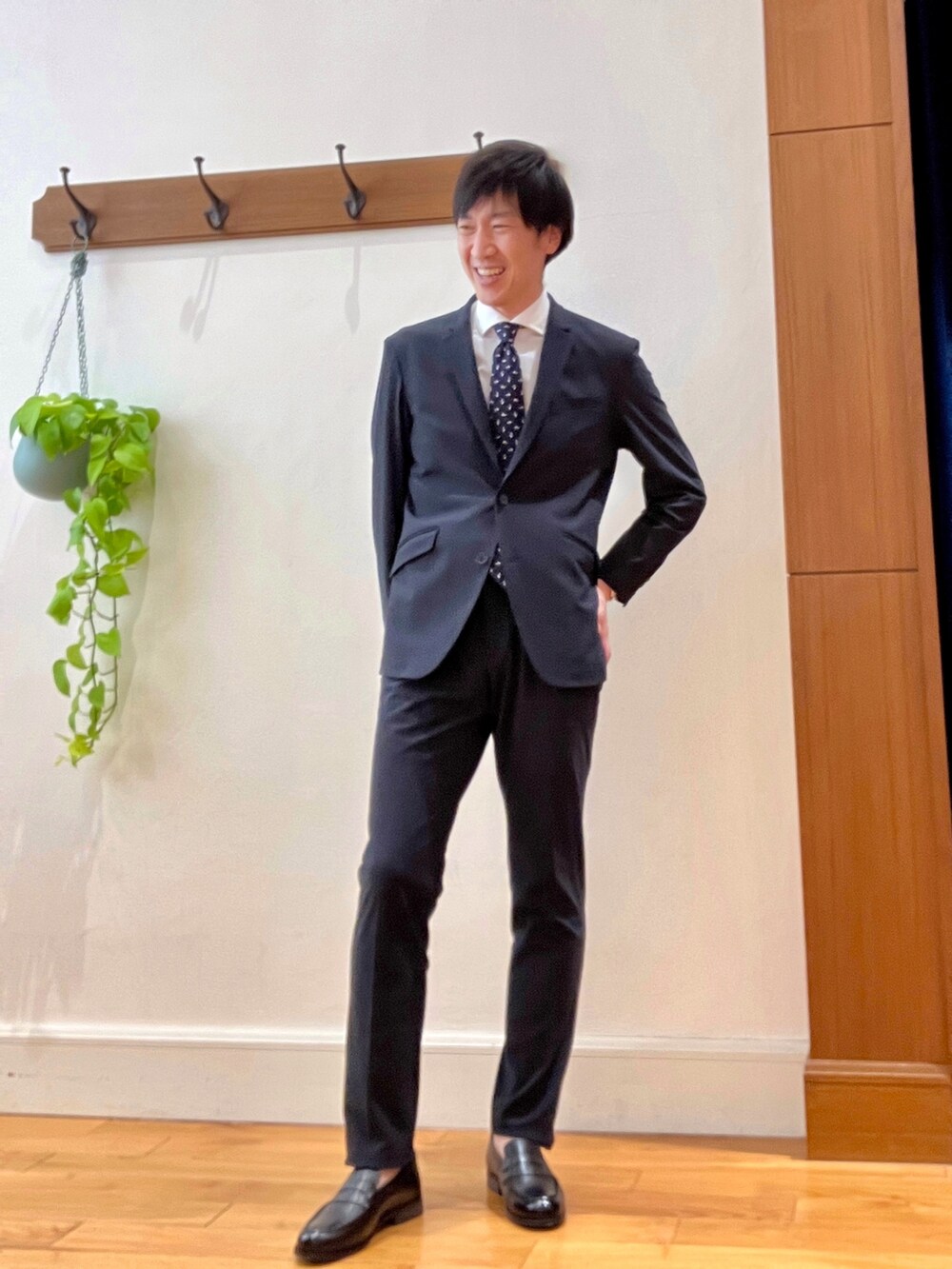 ブラック系のローファー、ブルー系のその他パンツ、ブルー系のネクタイを着用したメンズの冬コーディネートの3枚目の写真