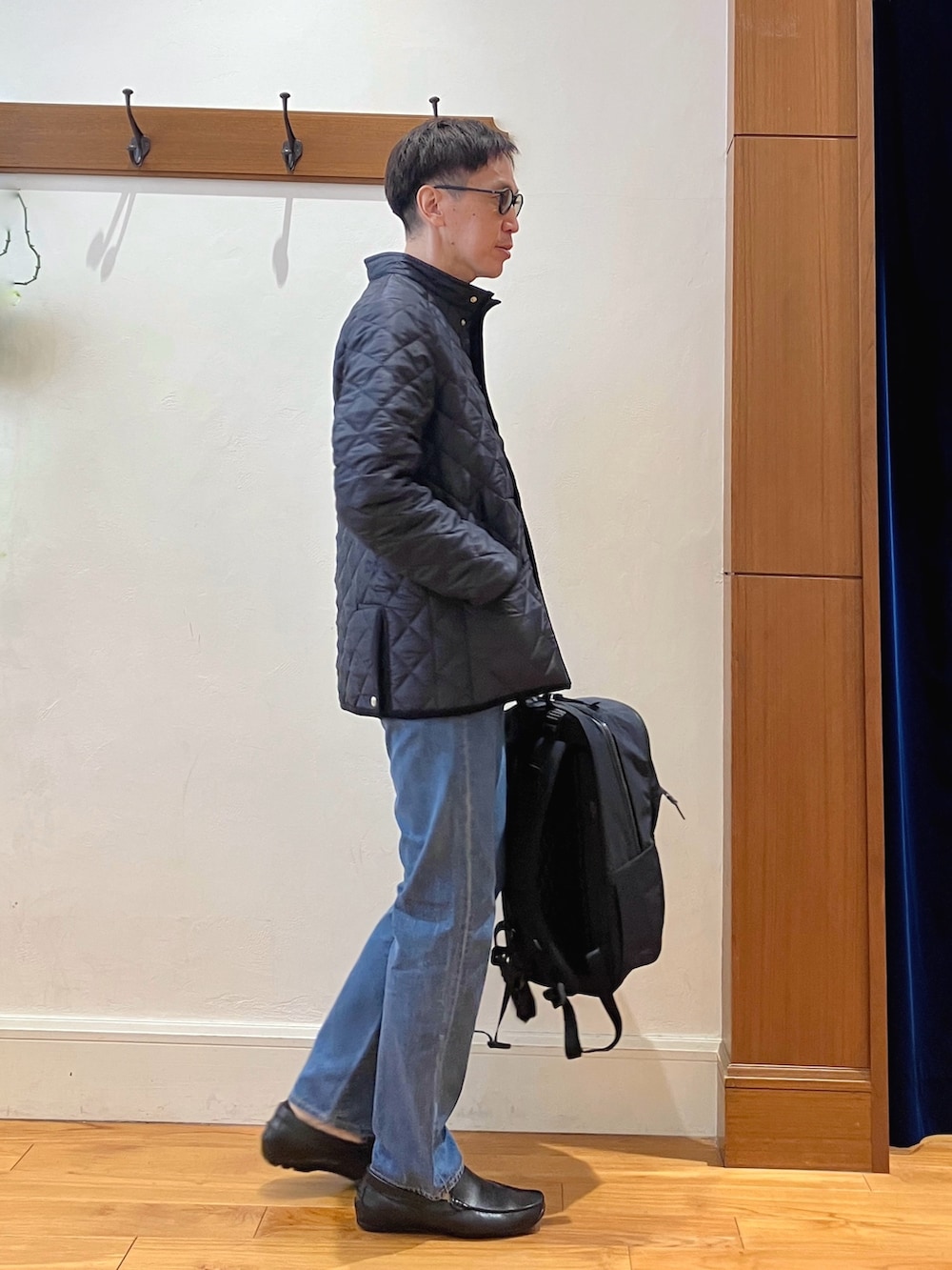 グレー系のシャツ/ブラウス、ブルー系のブルゾン、ブラック系のバックパック/リュックを着用したメンズの秋コーディネートの7枚目の写真