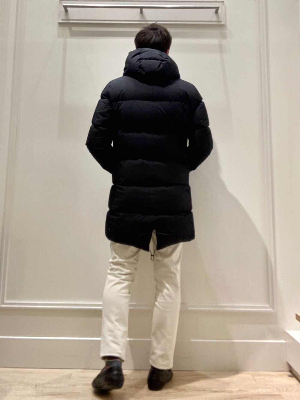 ブルー系のシャツ/ブラウス、ホワイト系のチノパンツ、ブラック系のダウンジャケット/コートを着用したメンズの秋コーディネートの5枚目の写真