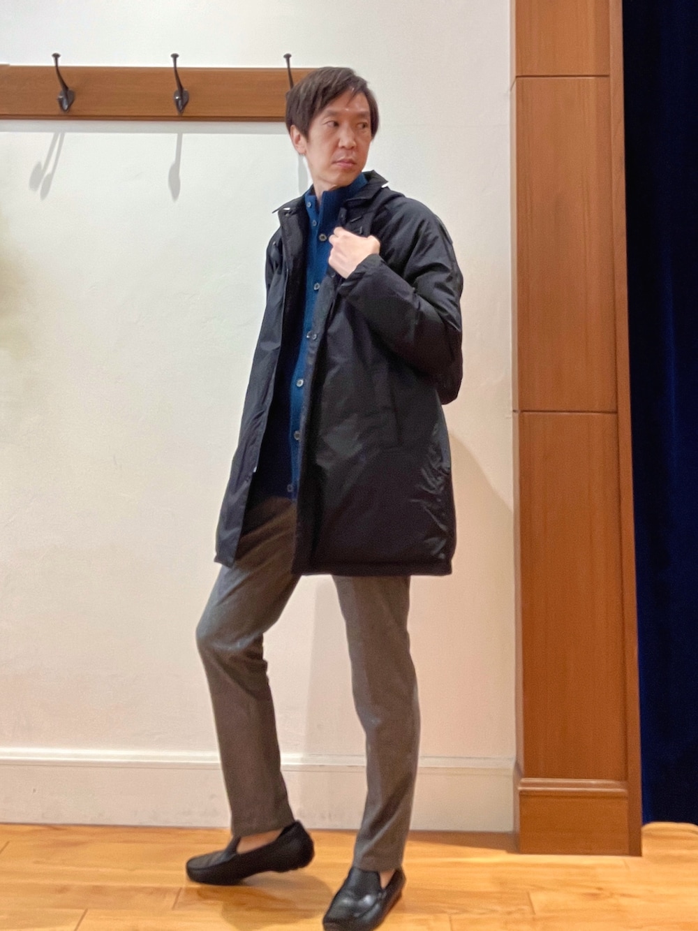ブラック系のダウンジャケット/コート、ブルー系のカーディガン/ボレロ、ブルー系のシャツ/ブラウスを着用したメンズの秋コーディネートの2枚目の写真