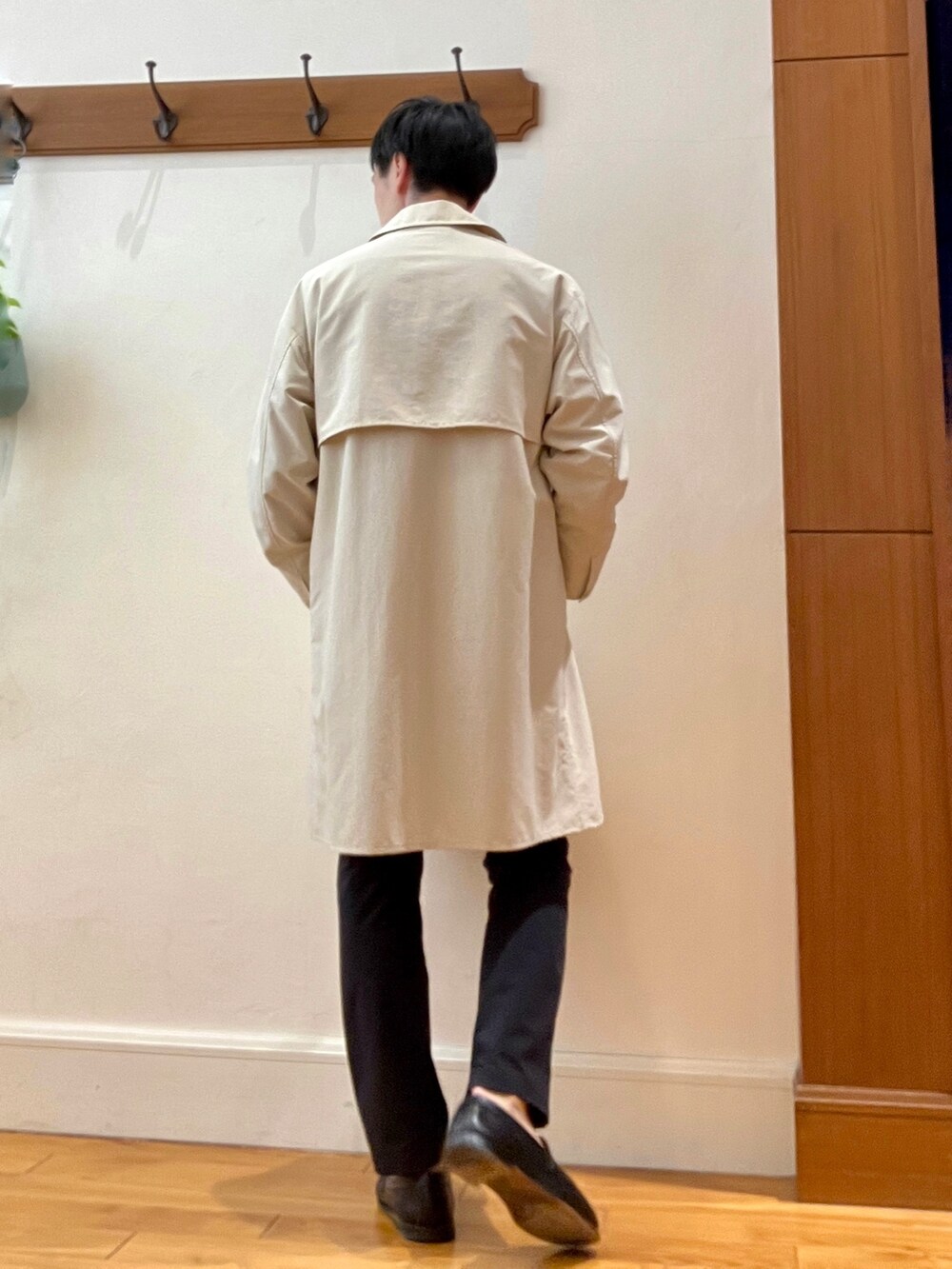 ホワイト系のステンカラーコート、グレー系のシャツ/ブラウス、レッド系のトートバッグを着用したメンズの春コーディネートの6枚目の写真