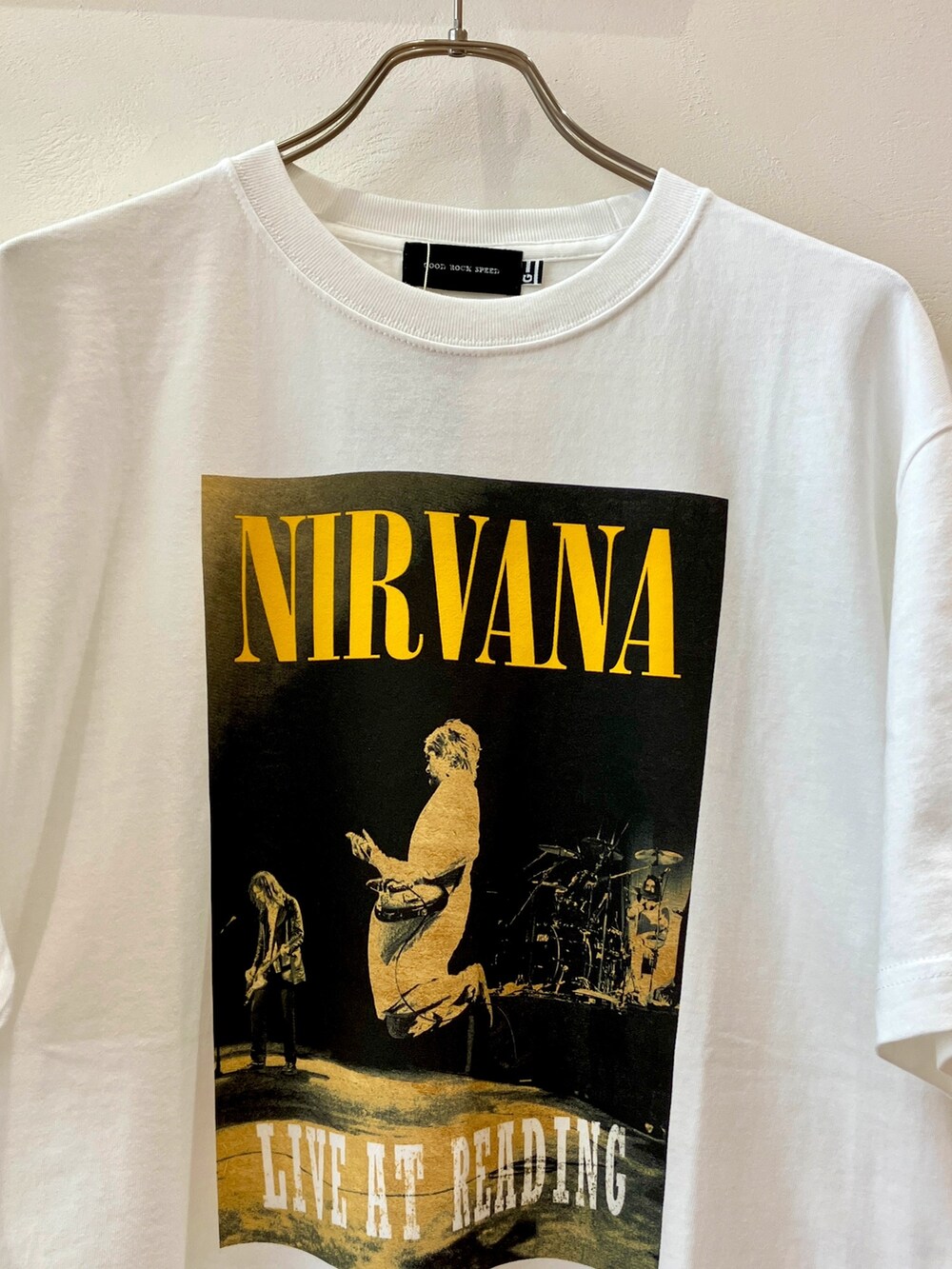 ホワイト系のTシャツ/カットソー、ブラック系のその他パンツ、ブラック系のショルダーバッグを着用したメンズの春コーディネートの7枚目の写真