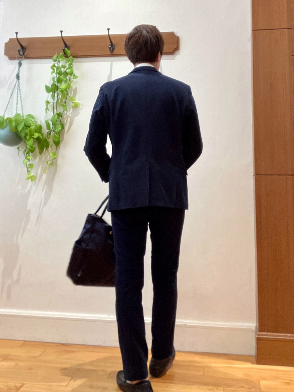 ブルー系のテーラードジャケット、ホワイト系のシャツ/ブラウス、ブラック系のその他パンツを着用したメンズの秋コーディネートの5枚目の写真