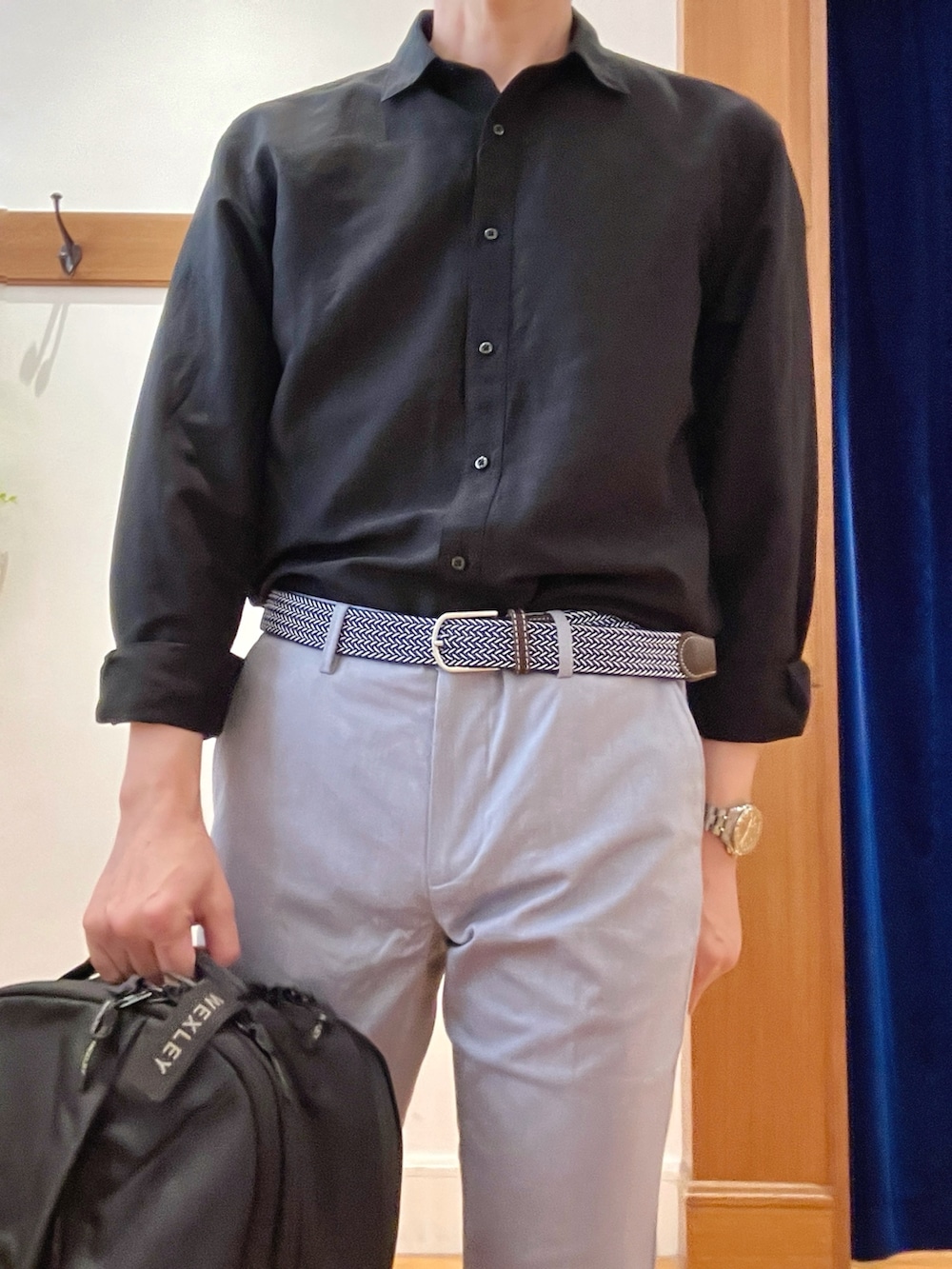 ブラック系のシャツ/ブラウス、ブルー系のチノパンツ、ブラック系のバックパック/リュックを着用したメンズの春コーディネートの9枚目の写真
