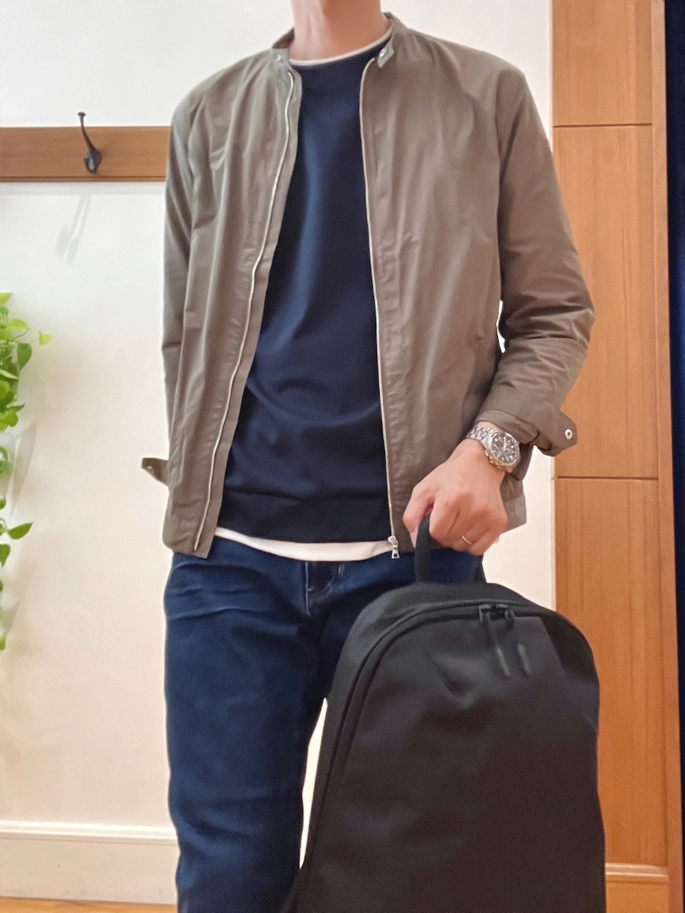 ブラウン系のシャツ/ブラウス、ブルー系のTシャツ/カットソー、ブルー系のデニムパンツを着用したメンズの秋コーディネートの7枚目の写真