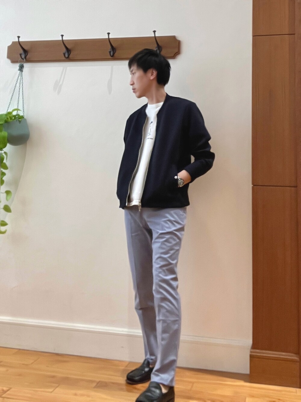 ブルー系のブルゾン、ブルー系のその他パンツ、ホワイト系のTシャツ/カットソーを着用したメンズの春コーディネートの8枚目の写真