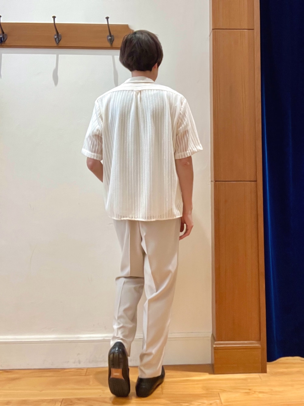 ホワイト系のTシャツ/カットソー、ホワイト系のシャツ/ブラウス、ホワイト系のスラックスを着用したメンズの夏コーディネートの5枚目の写真