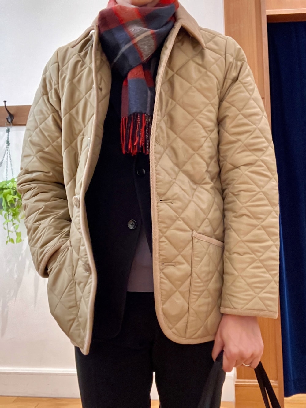 ブラック系のトートバッグ、ブラック系のその他パンツ、ホワイト系のTシャツ/カットソーを着用したメンズの秋コーディネートの9枚目の写真