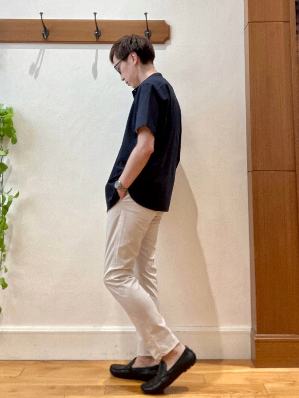 ホワイト系のTシャツ/カットソー、ブルー系のシャツ/ブラウス、ホワイト系のチノパンツを着用したメンズの夏コーディネートの4枚目の写真