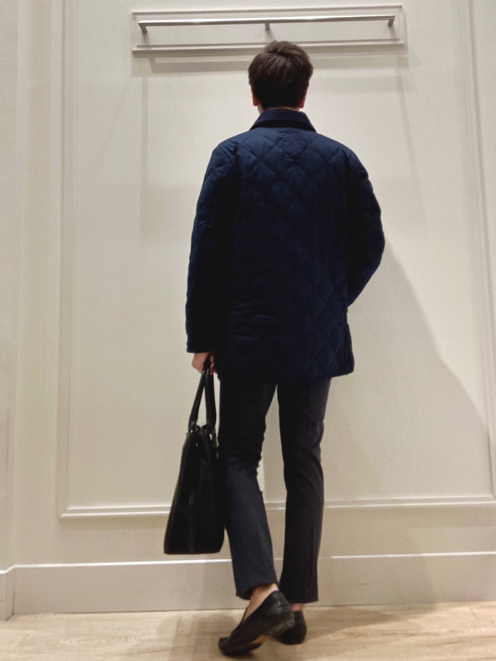 ブルー系のその他パンツ、ブラック系のトートバッグ、ブルー系のテーラードジャケットを着用したメンズの冬コーディネートの4枚目の写真