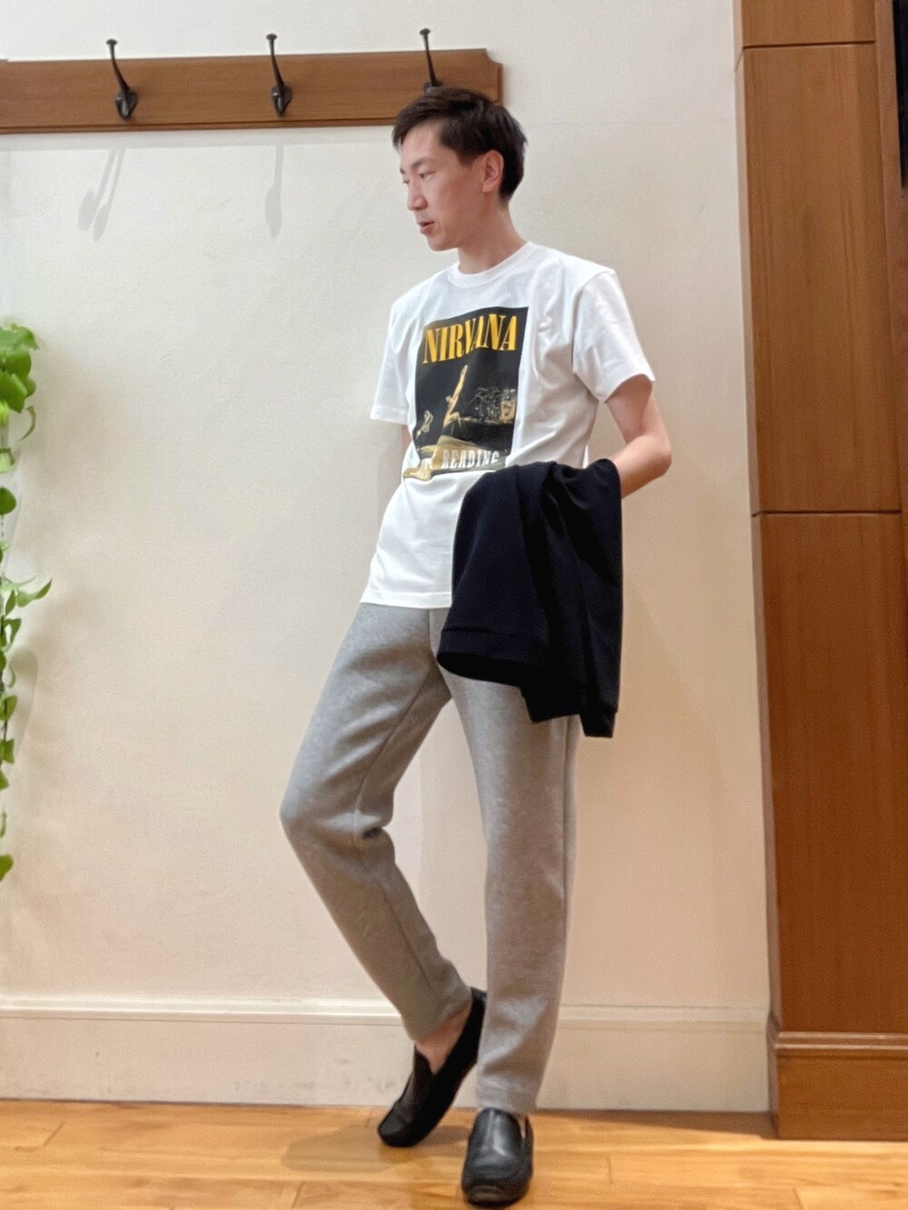 ホワイト系のTシャツ/カットソー、グレー系のその他パンツ、ブラック系のバックパック/リュックを着用したメンズの春コーディネートの6枚目の写真