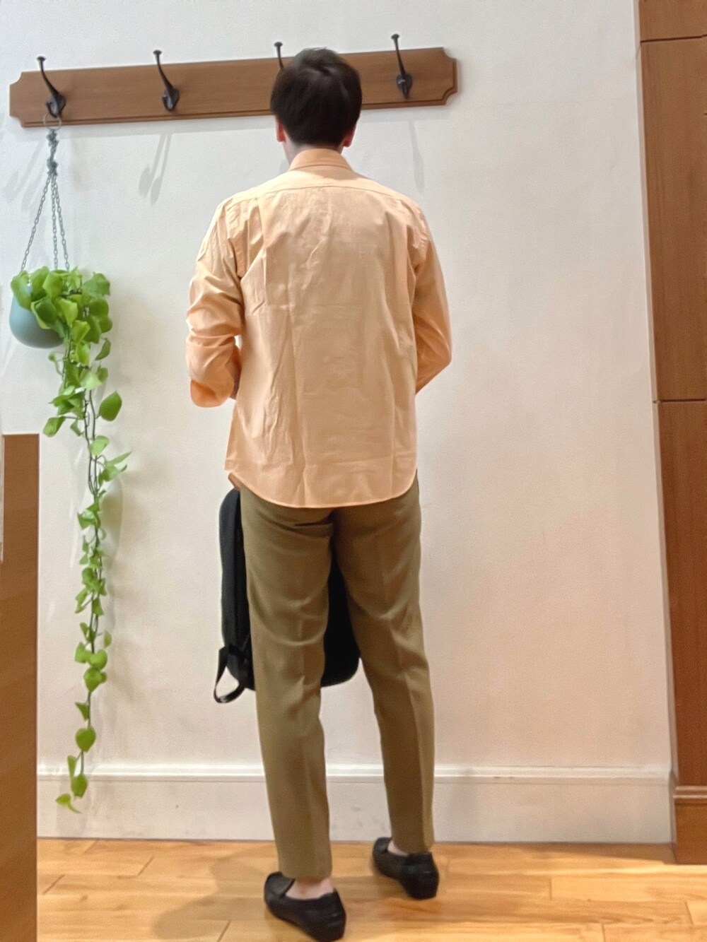 ブルー系のTシャツ/カットソー、オレンジ系のシャツ/ブラウス、ベージュ系のその他パンツを着用したメンズの春コーディネートの6枚目の写真