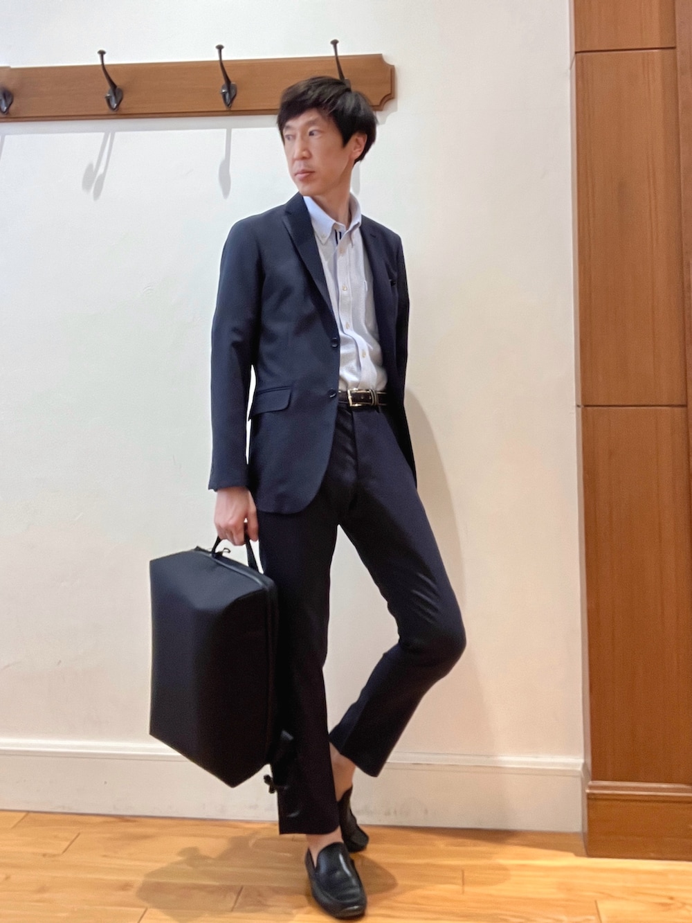 ブルー系のテーラードジャケット、ブルー系のその他パンツ、ブラック系のバックパック/リュックを着用したメンズの春コーディネートの6枚目の写真