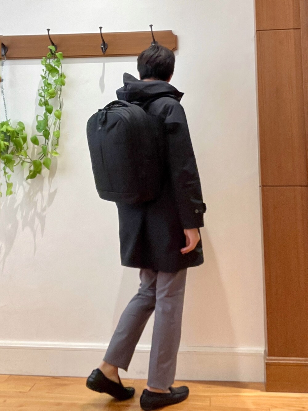 グレー系のその他パンツ、ブラック系のその他アウター、グレー系のテーラードジャケットを着用したメンズの秋コーディネートの5枚目の写真