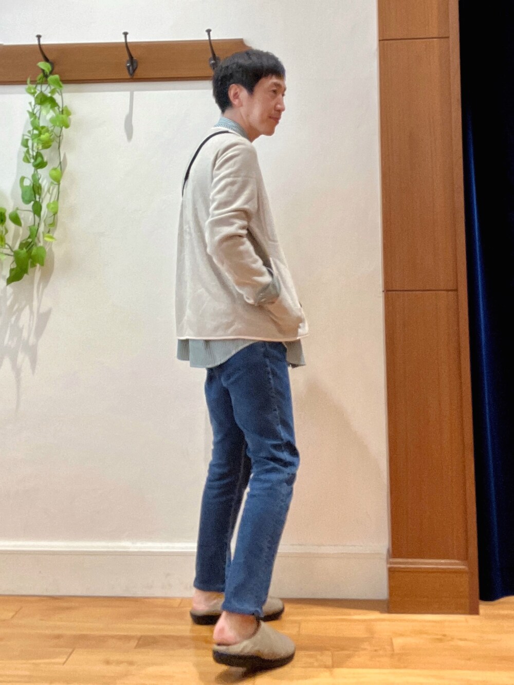 ホワイト系のブルゾン、グリーン系のシャツ/ブラウス、ブラック系のショルダーバッグを着用したメンズの秋コーディネートの5枚目の写真