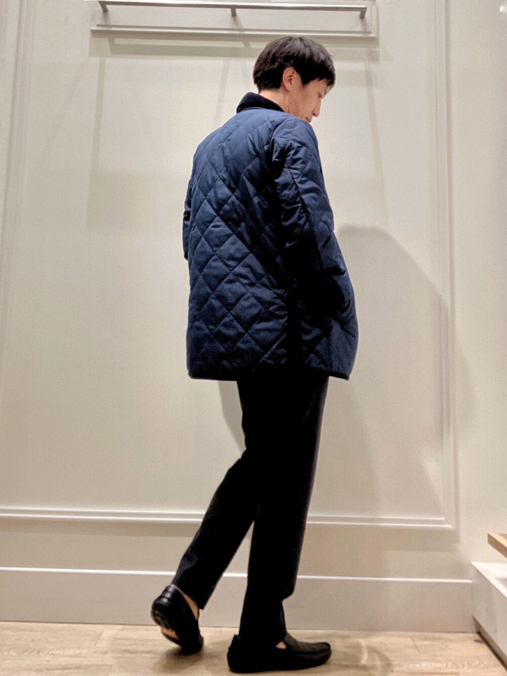 ブルー系のその他パンツ、イエロー系のニット/セーター、ブルー系のダウンジャケット/コートを着用したメンズの秋コーディネートの4枚目の写真