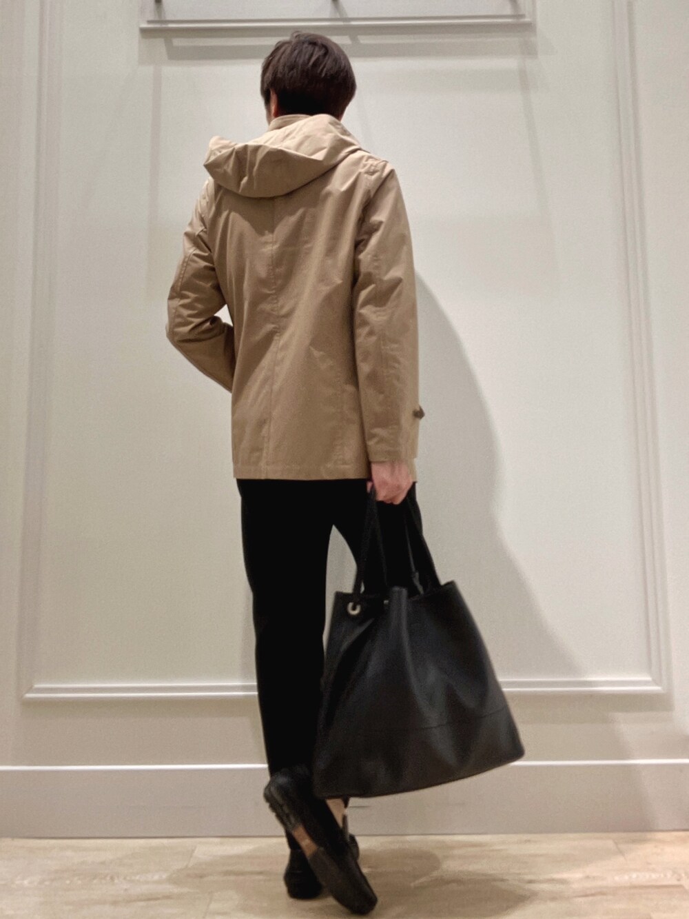 ベージュ系のブルゾン、ブラック系のシャツ/ブラウス、ブラック系のその他パンツを着用したメンズの冬コーディネートの6枚目の写真