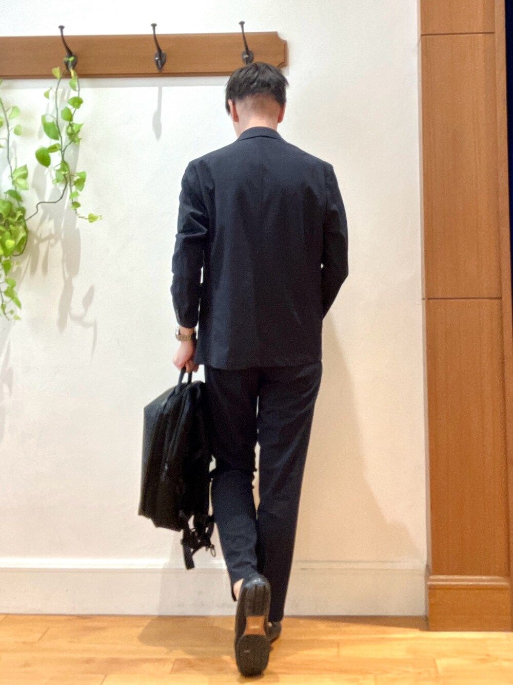 ブラック系のテーラードジャケット、ブラック系のその他パンツ、ブラック系のバックパック/リュックを着用したメンズの夏コーディネートの4枚目の写真