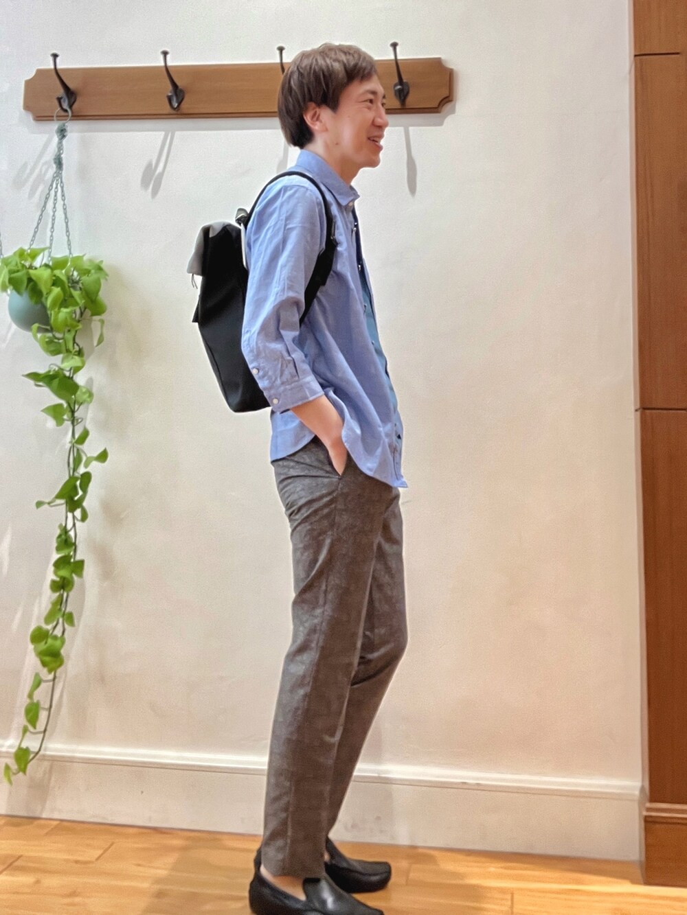 ブラック系のバックパック/リュック、グレー系のその他パンツ、ブルー系のTシャツ/カットソーを着用したメンズの春コーディネートの6枚目の写真