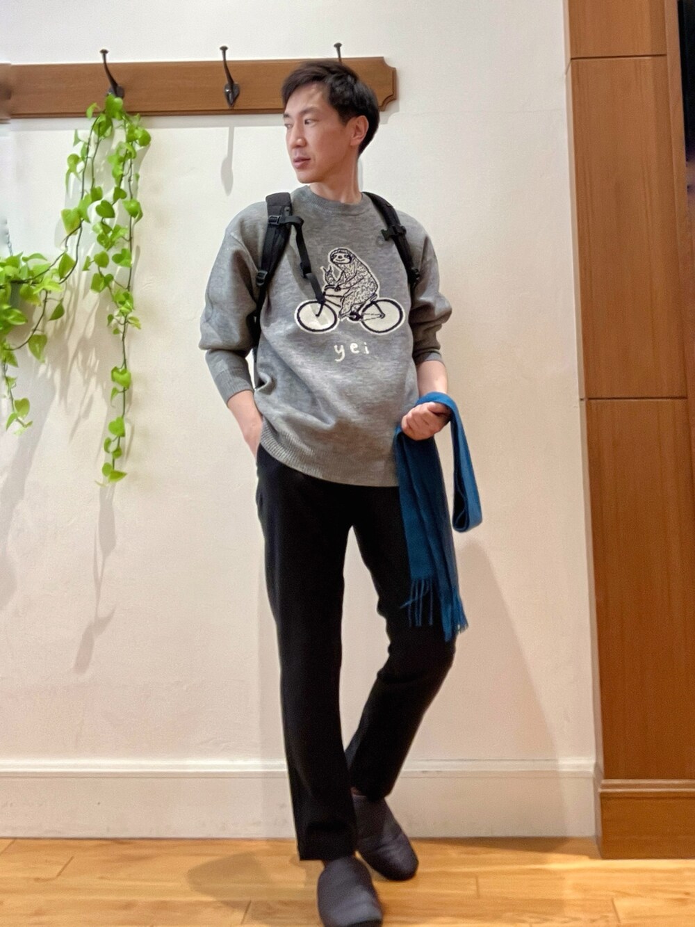 ブルー系のその他パンツ、グレー系のニット/セーター、グレー系のバックパック/リュックを着用したメンズの冬コーディネートの7枚目の写真