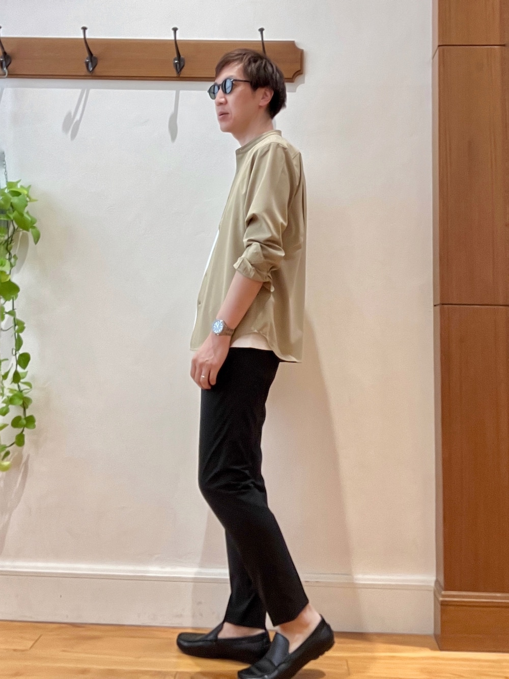 ホワイト系のTシャツ/カットソー、ブラック系のその他パンツ、ベージュ系のシャツ/ブラウスを着用したメンズの夏コーディネートの4枚目の写真