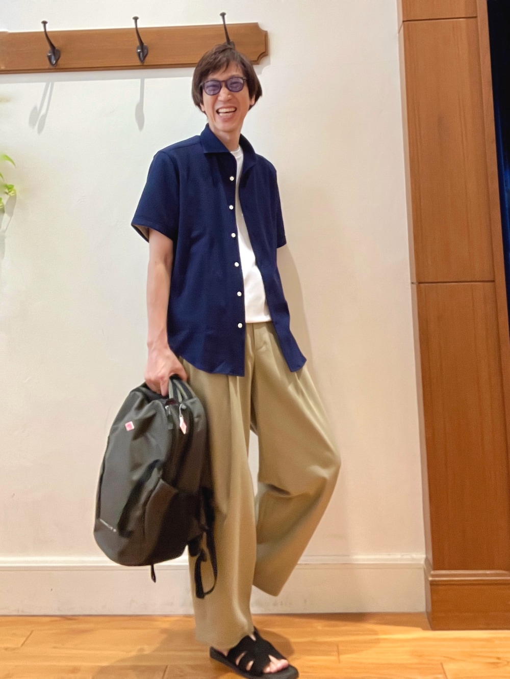 ホワイト系のTシャツ/カットソー、ブルー系のシャツ/ブラウス、グレー系のバックパック/リュックを着用したメンズの夏コーディネートの6枚目の写真