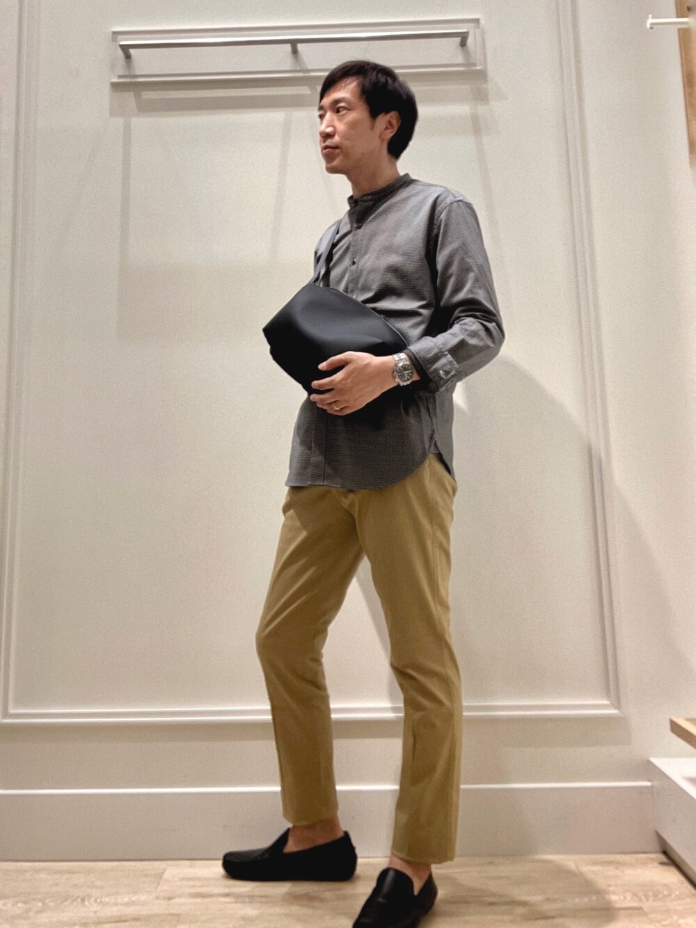 ホワイト系のシャツ/ブラウス、ブラック系のショルダーバッグ、ホワイト系のTシャツ/カットソーを着用したメンズの秋コーディネートの2枚目の写真