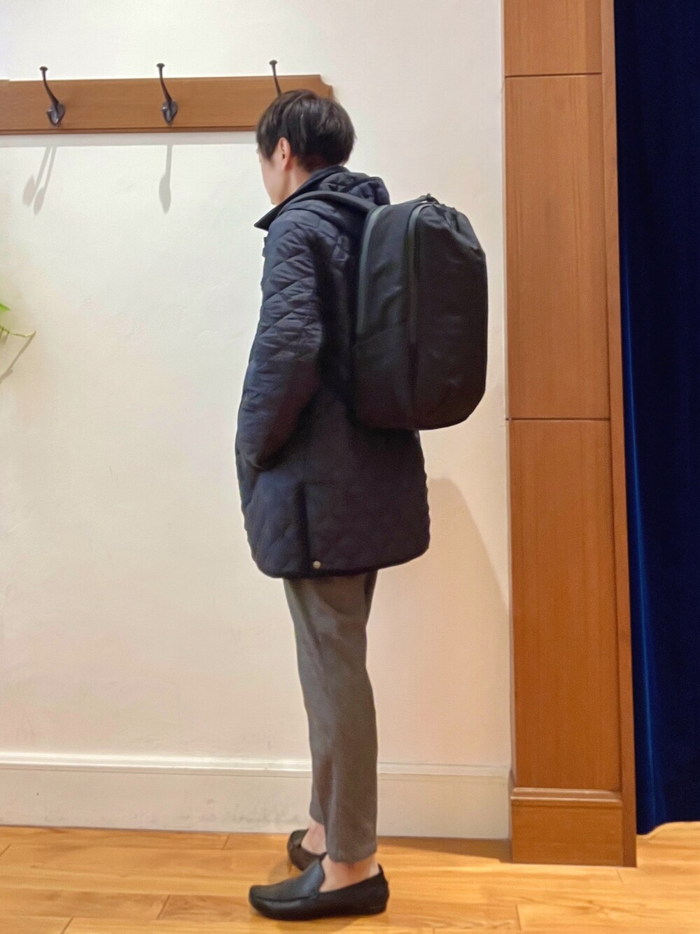 ブラック系のバックパック/リュック、グレー系のその他パンツ、ホワイト系のシャツ/ブラウスを着用したメンズの秋コーディネートの5枚目の写真