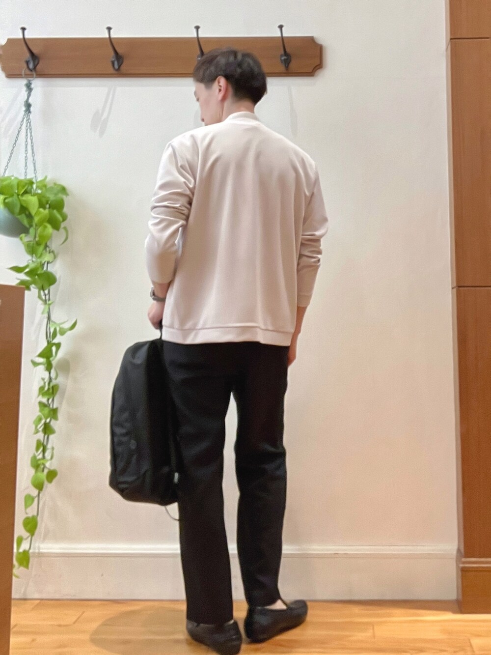 ホワイト系のTシャツ/カットソー、ブラック系のその他パンツ、ブラック系のバックパック/リュックを着用したメンズの春コーディネートの5枚目の写真
