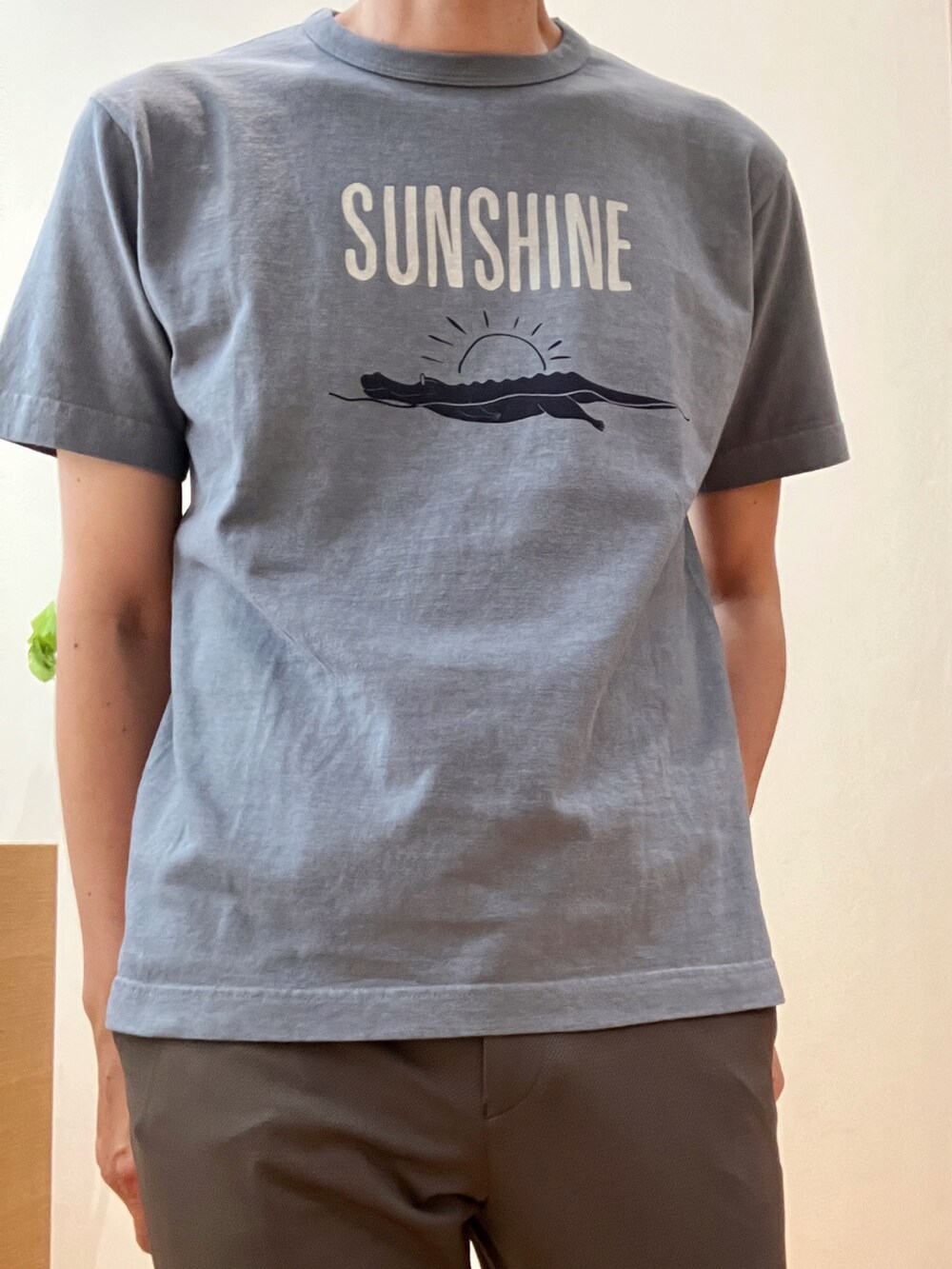 ブルー系のTシャツ/カットソー、ブルー系のシャツ/ブラウス、グレー系のその他パンツを着用したメンズの春コーディネートの8枚目の写真
