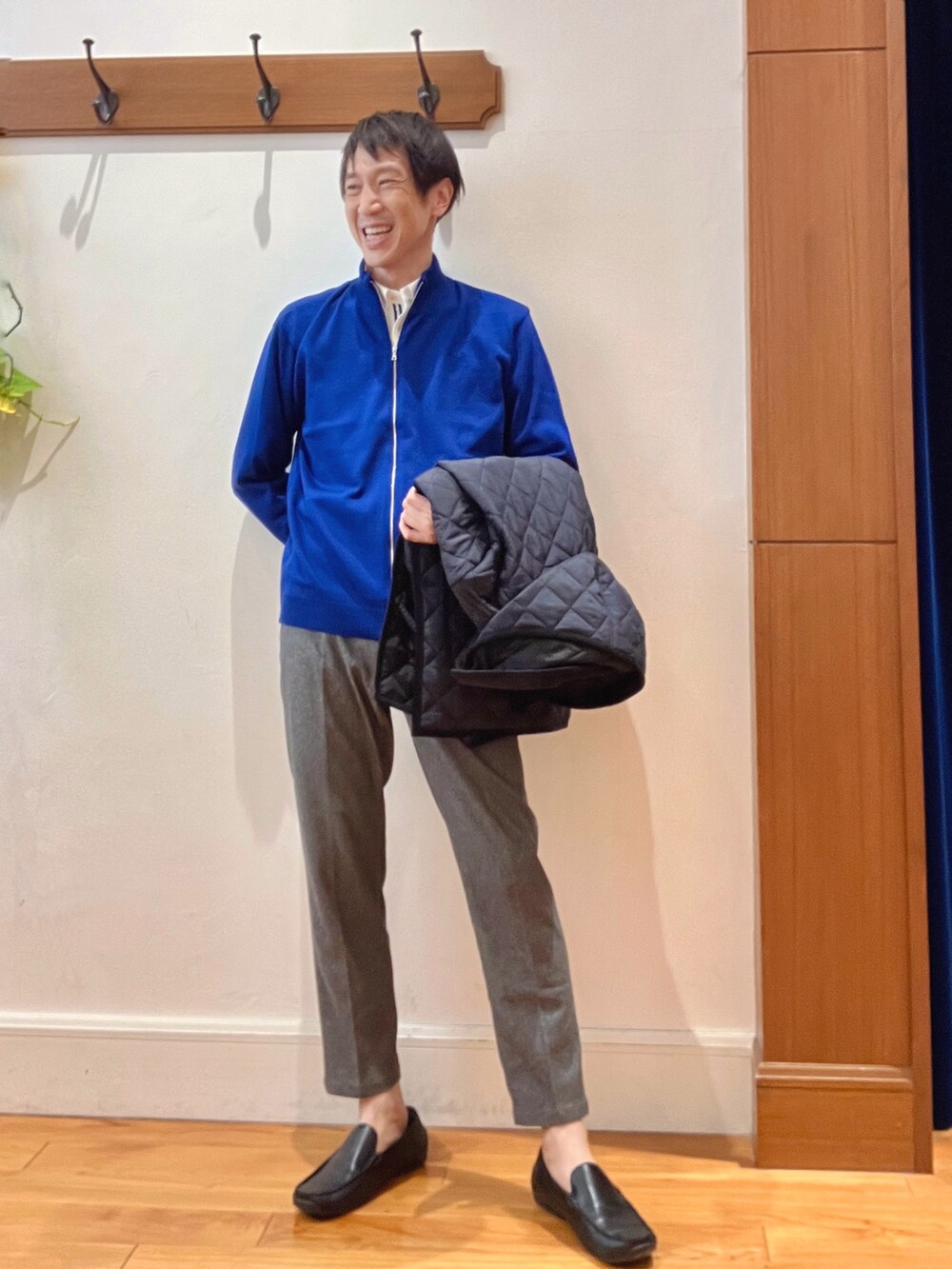 ブラック系のバックパック/リュック、グレー系のその他パンツ、ホワイト系のシャツ/ブラウスを着用したメンズの秋コーディネートの9枚目の写真