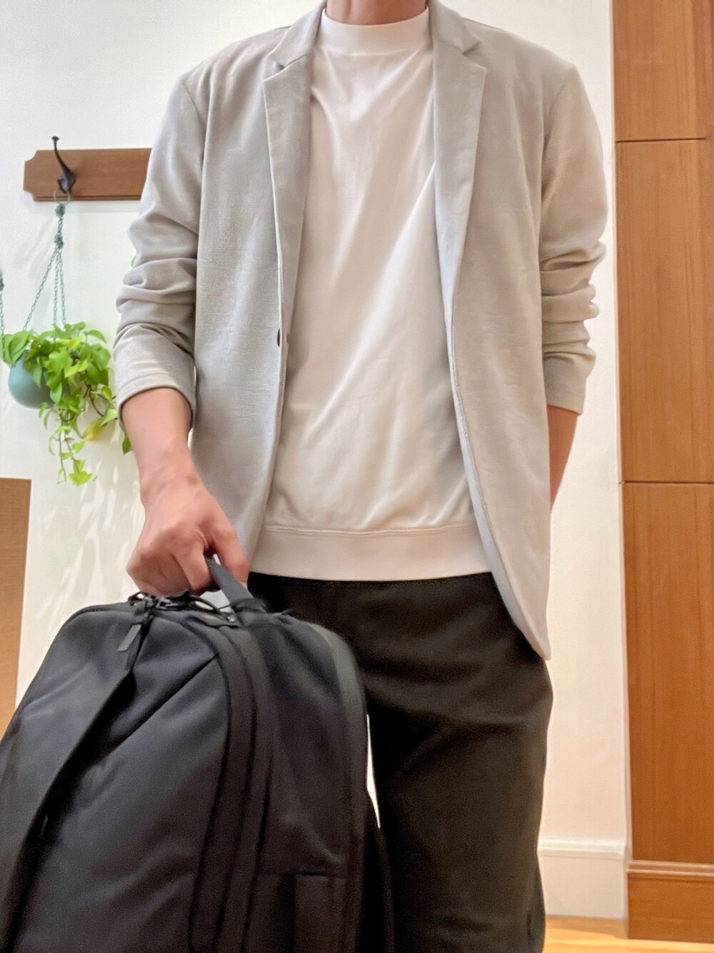 グレー系のテーラードジャケット、ホワイト系のTシャツ/カットソー、グリーン系のその他パンツを着用したメンズの秋コーディネートの8枚目の写真